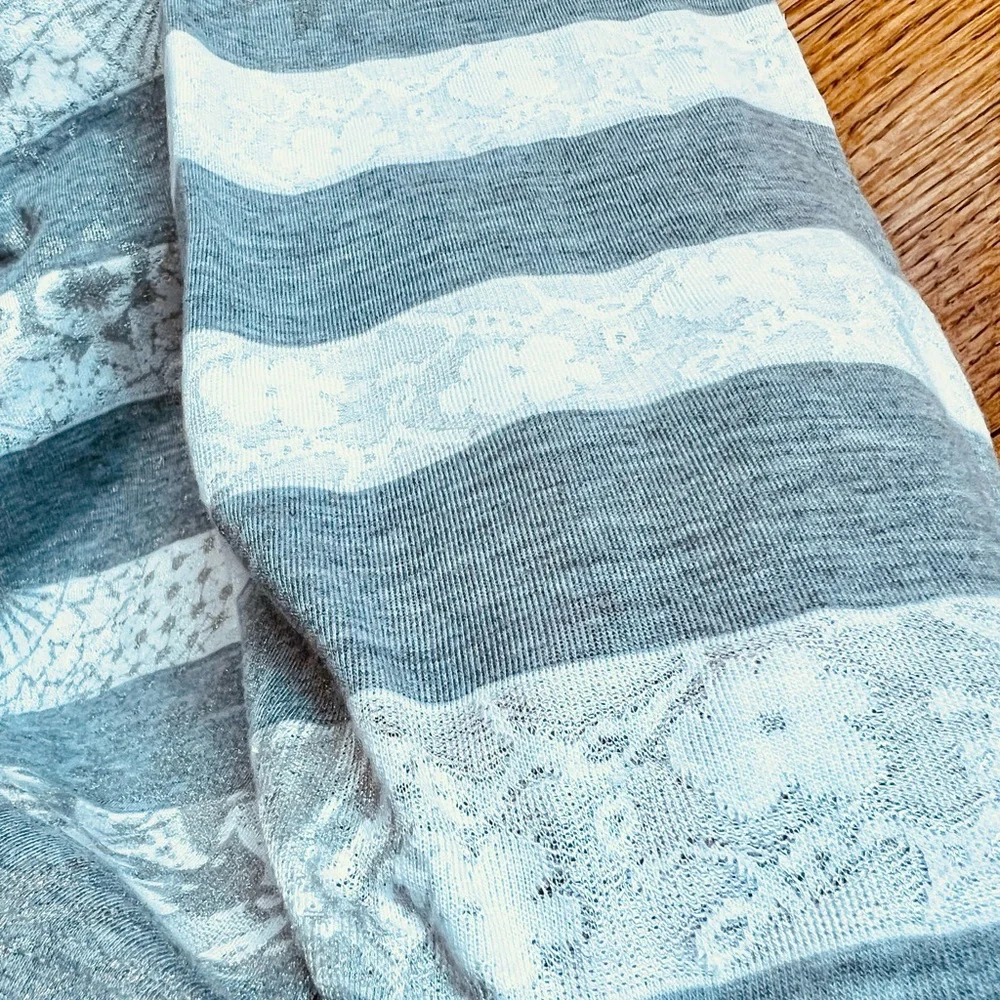 CHICOS ZENERGY GRAY WHITE STRIPE TOP - Picture 4 of 8